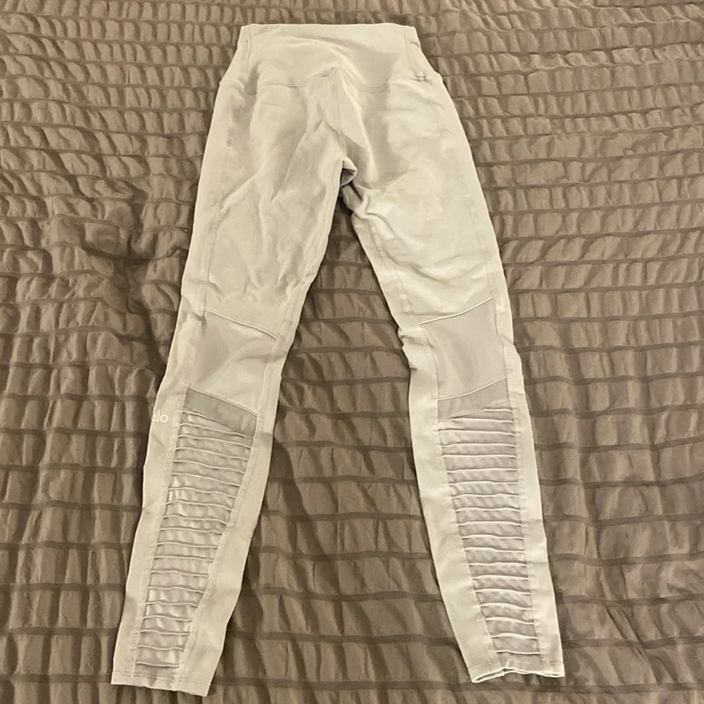 Alo Yoga moto leggings, high waisted in alloy, sz XS